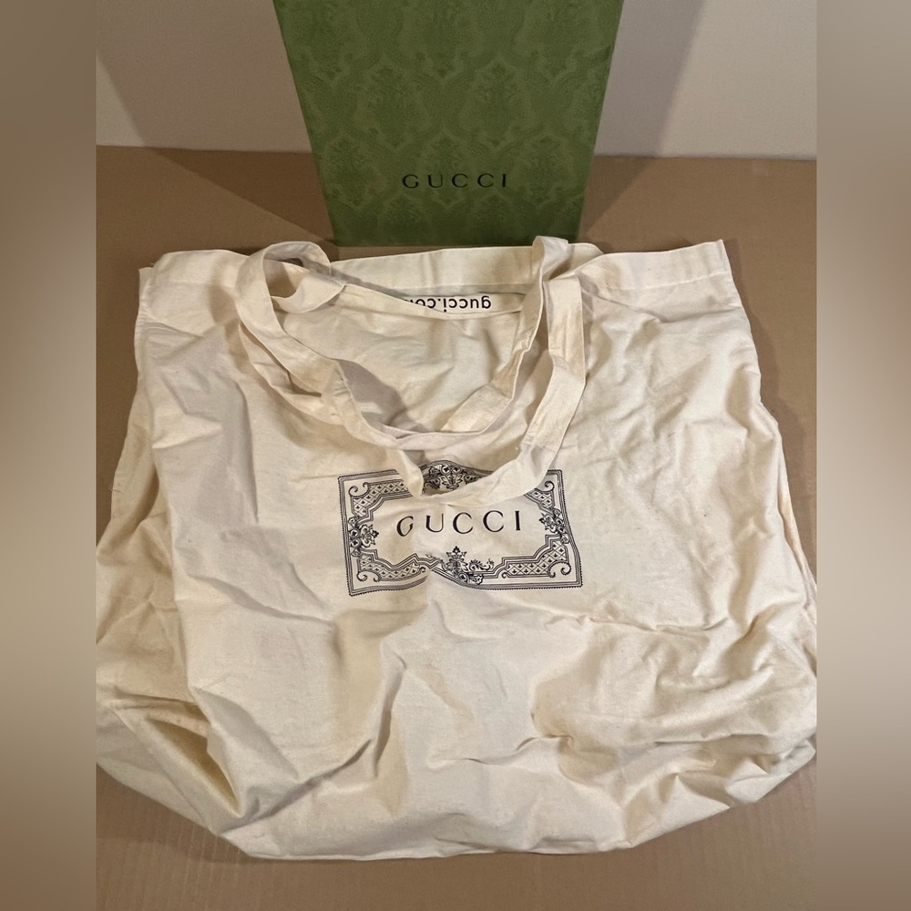Gucci shopping bag and box